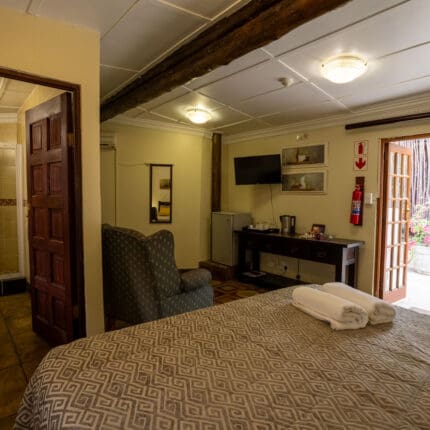 Room 14: Queen Room